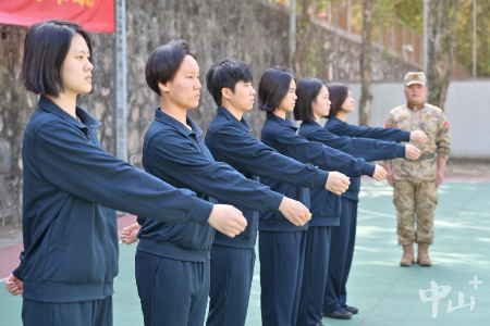 中山召開2025年上半年女兵審批定兵會議，多名新兵光榮入伍